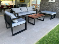 Terraza de perfiles de fierro de 80:40mm pensada para disfrutar del paisaje y con una mesa de centro en Roble de Demolición. Creada por Artesanos Chilenos que les sobra talento.