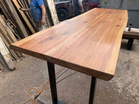 Barra rústica y noble, fabricada entre pino Oregón y Sequoia, perfecta para acompañar todo ambiente. 105 cm de alto y 80 cm de ancho.