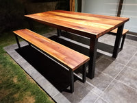 mesa comedor clásica pero con mezcla entre perfiles de fierro y cubierta de Roble de Demolición. Considera bancas.