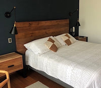 Respaldo 100% en Roble de Demolición y veladores contrastados con fierro. Artesanos llenos de talento que le dan vida a esta maravilla.