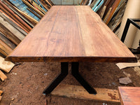 Mesa Comedor. Cubierta de Sequoia con pata Y. Una mesa fabricada con gran oficio de Artesanos Chilenos.