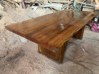 Mesa de tablones reciclados de Sequoia, trabajados con productos naturales para crear esta maravilla. Bordes irregulares, madera milenaria y mucho talento inserto en ella.