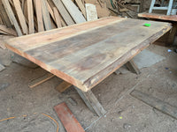 Mesa de tablones reciclados de Sequoia, trabajados con productos naturales para crear esta maravilla.