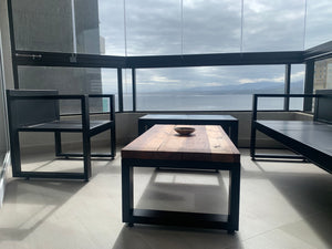 Terraza de perfiles de fierro de 80:40mm pensada para disfrutar del paisaje y con una mesa de centro en Roble de Demolición. Creada por Artesanos Chilenos que les sobra talento.