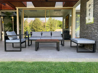 Terraza de perfiles de fierro de 80:40mm pensada para disfrutar del paisaje y con una mesa de centro en Roble de Demolición. Creada por Artesanos Chilenos que les sobra talento.