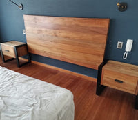 Respaldo 100% en Roble de Demolición y veladores contrastados con fierro. Artesanos llenos de talento que le dan vida a esta maravilla.