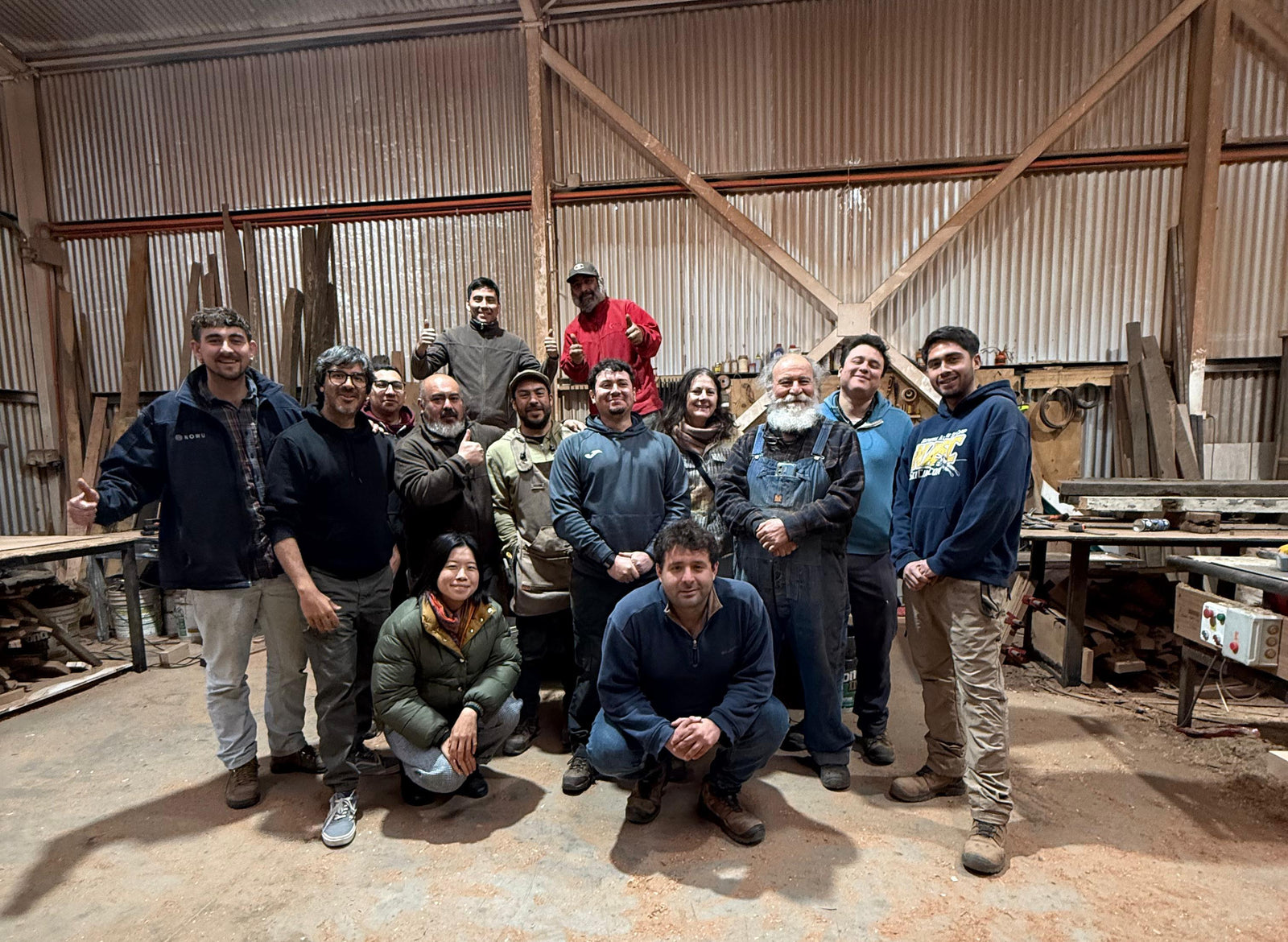 ¿Qué hace diferente a Nowü Hogar de otras marcas industriales?
Además de la calidad premium en roble chileno macizo, en Nowü Hogar rescatamos el oficio: trabajamos con artesanos especialistas, los formamos, los hacemos crecer y les damos estabilidad laboral. Cada compra impulsa directamente la continuidad del oficio carpintero en Chile.

No producimos en serie:
Producimos con sentido. ✨