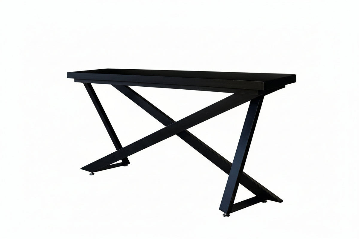 Mesa consola con estructura de fierro en X y cubierta de madera reutilizada de roble.