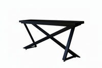 Mesa consola con estructura de fierro en X y cubierta de madera reutilizada de roble.