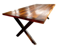 Nuestra Clásica mesa comedor de Roble ahora combinada con Fierro. Fabricada por personas llenas de talento, usando productos naturales y bajo un Modelo Sostenible.