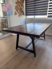 Mesa de roble macizo artesanal ideal para comedor moderno y espacios familiares