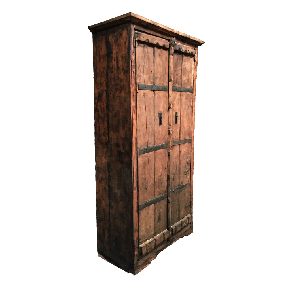 Alacena de madera noble reutilizada con estructura robusta, puertas antiguas y diseño rústico premium.