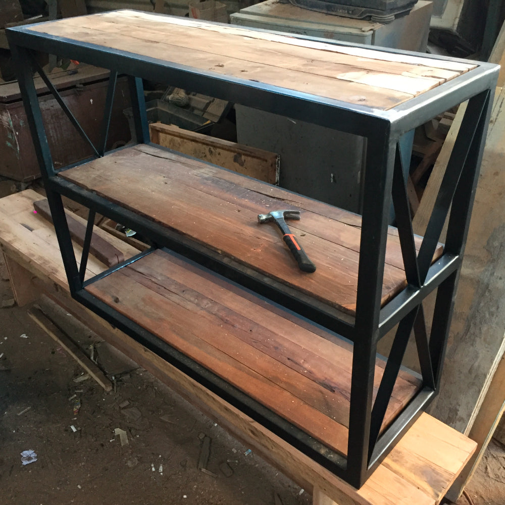 Mueble con estructura de fierro electropintado y diseño industrial resistente.