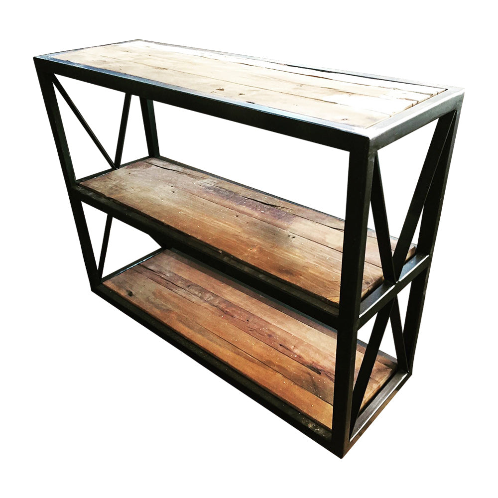 Arrimo industrial con estructura de fierro negro y bandejas de madera reutilizada de roble.