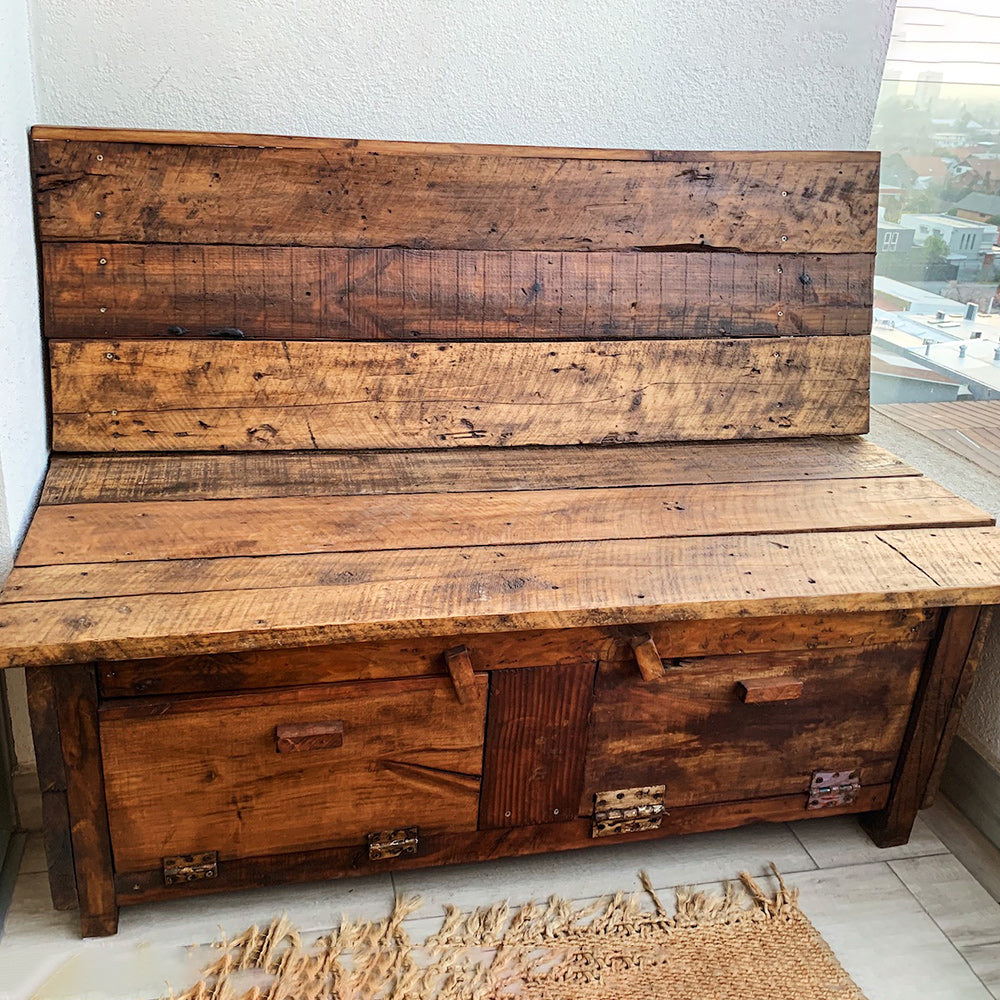 Tu terraza con más actitud y espacio que nunca. Fabricado en madera reciclada de 150cm de largo, 95cm de alto y 45cm de fondo.