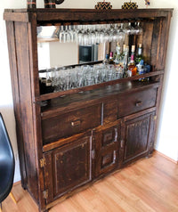 Un bar de película en su versión XL, listo para optimizar tus necesidades de espacio. Fabricado por Artesanos Chilenos con Postigos reutilizados y madera de demolición entregando toques únicos. 120 cm de ancho, 150 cm de alto y 45 cm de fondo. 