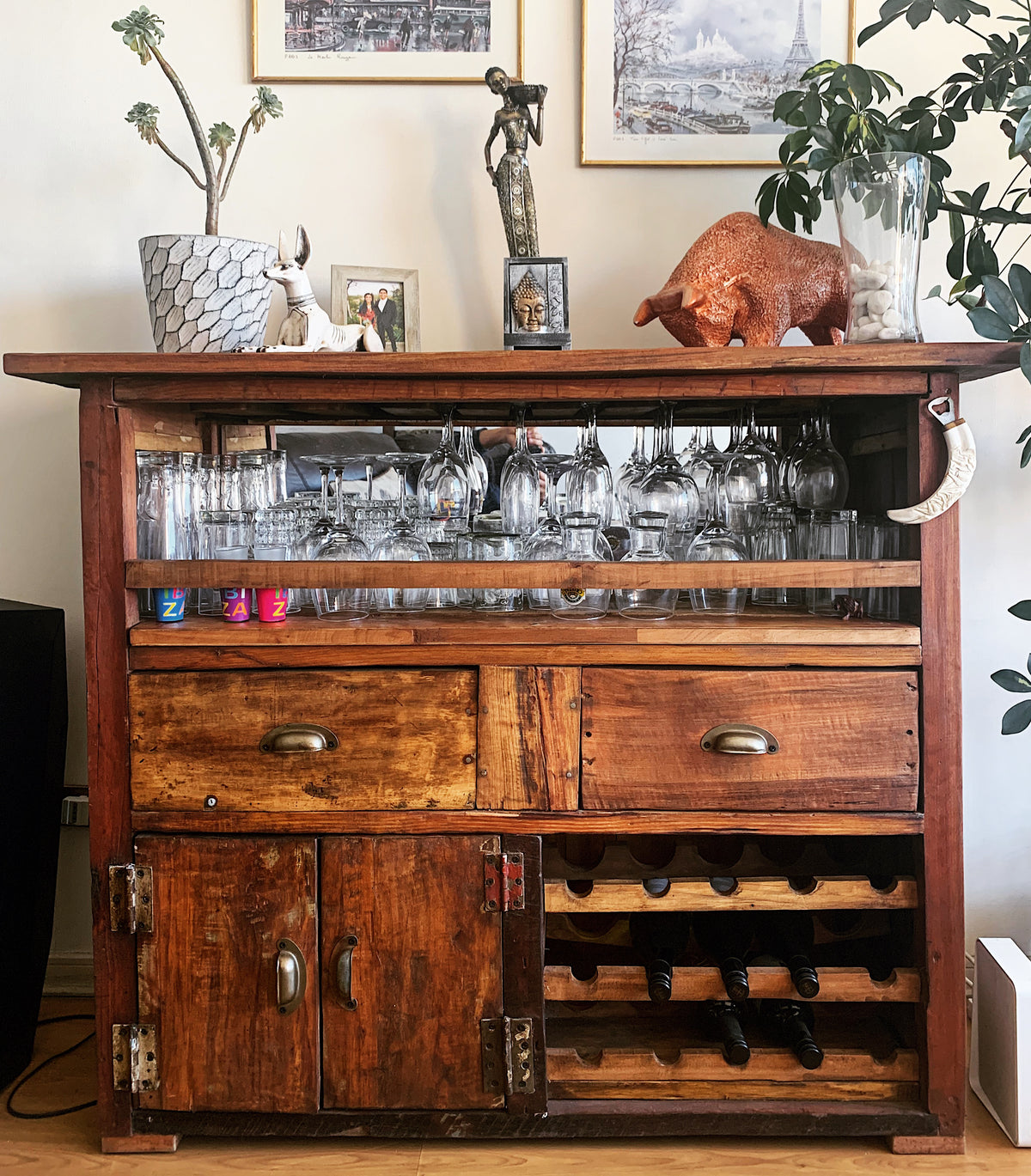 Un bar de película, más grande, una mejor cava y espacio para todo. Fabricado por Artesanos Chilenos con 100% Roble de Demolición entregando toques únicos. 125 cm de ancho, 110 cm de alto y 48 cm de fondo. 