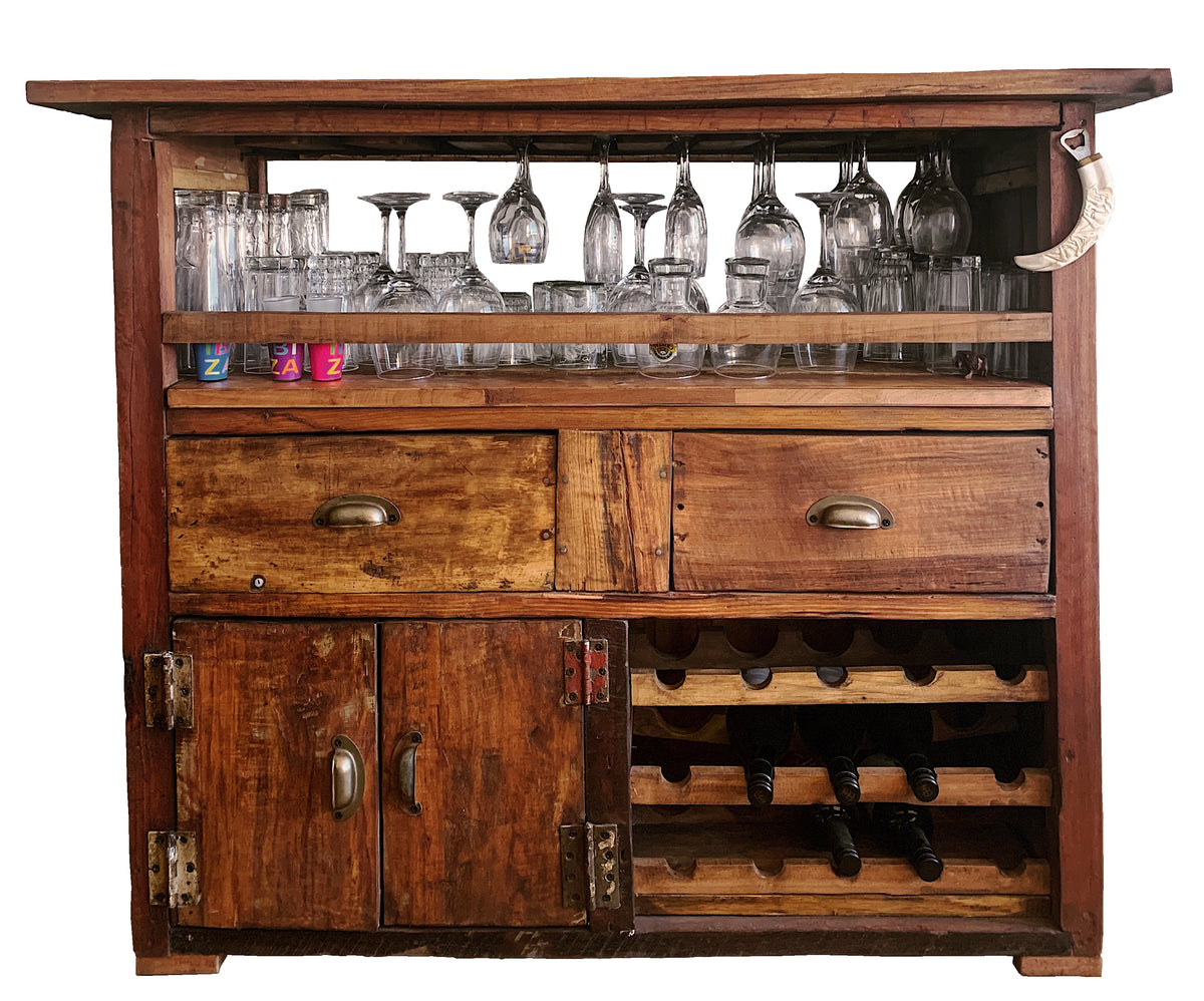 Un bar de película, más grande, una mejor cava y espacio para todo. Fabricado por Artesanos Chilenos con 100% Roble de Demolición entregando toques únicos. 125 cm de ancho, 110 cm de alto y 48 cm de fondo. 