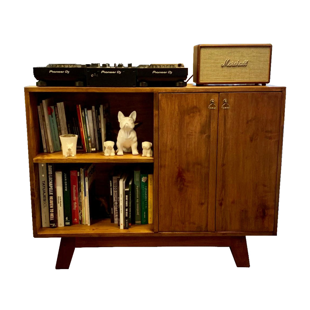 Buffet de madera reutilizada con diseño mid-century, líneas limpias y compartimentos funcionales.