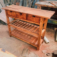 Detalle de cajones en madera reutilizada con terminación artesanal y textura natural.