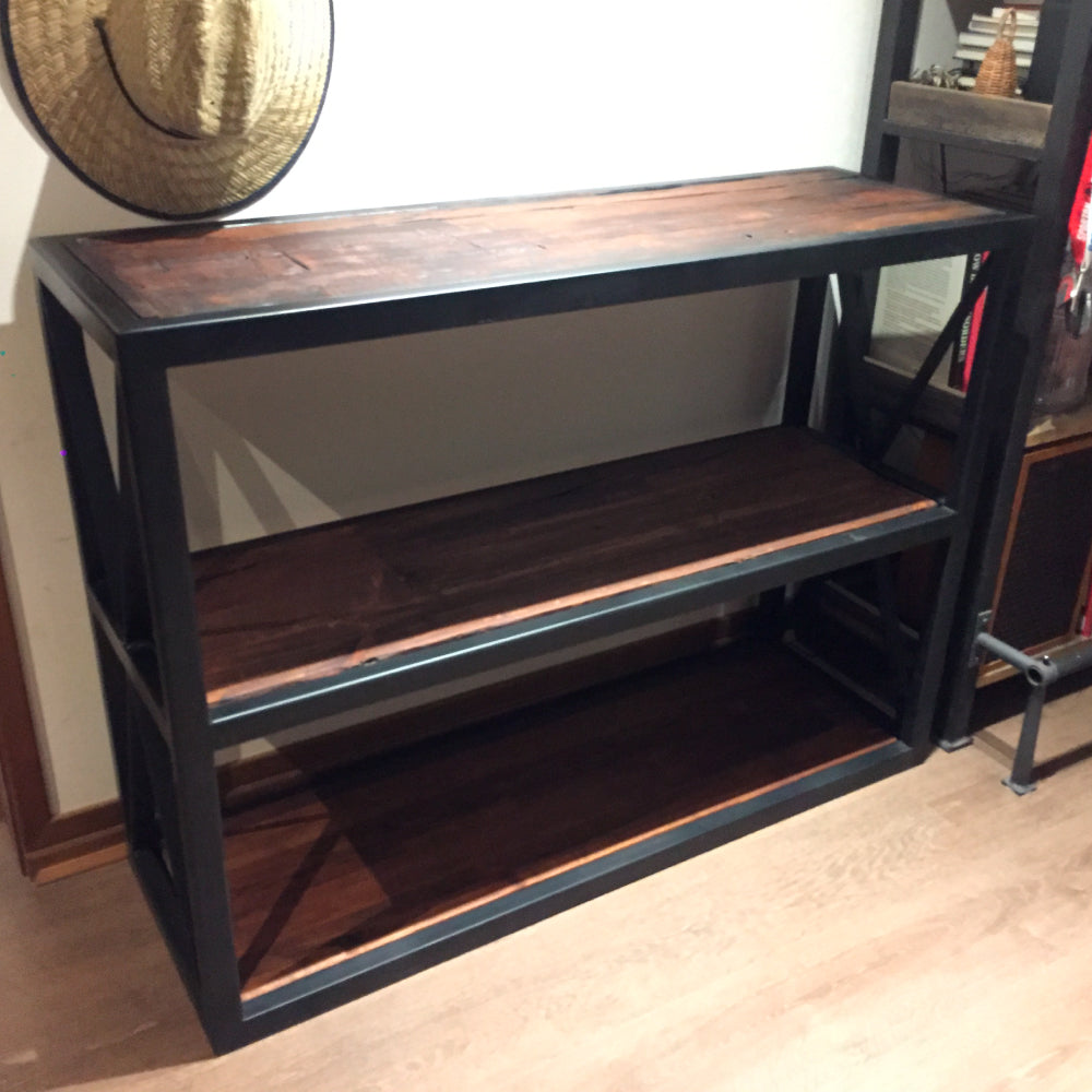 Bandeja de madera reutilizada con vetas naturales y textura única.