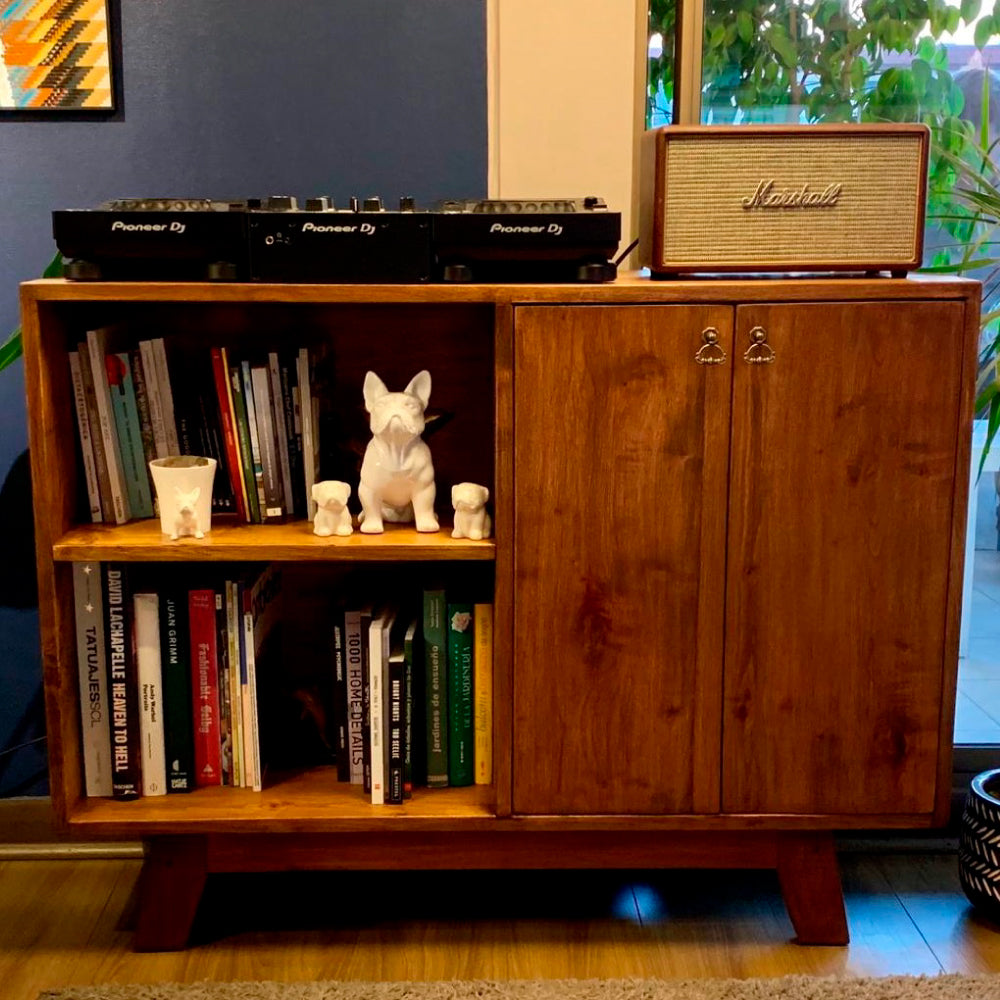 Mueble buffet con espacio abierto y puertas en madera maciza reutilizada.