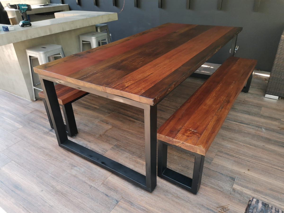 Mesa Comedor. El Fierro al ser más amplio armoniza con la madera de demolición y se crea un todo con muchísima personalidad. Ideal para quienes gustan de amplitud a la hora de usarla. Considera 2 bancas que pueden entrar bajo la mesa.