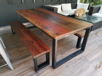 El Fierro al ser más amplio armoniza con la madera de demolición y se crea un todo con muchísima personalidad. Ideal para quienes gustan de amplitud a la hora de usarla. Considera 2 bancas que pueden entrar bajo la mesa.