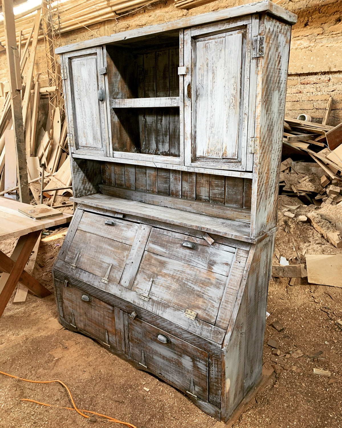 Almacenero alto de madera reutilizada ideal para espacios con carácter y estilo rústico.