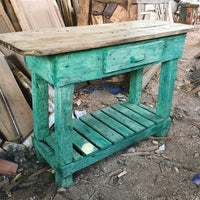 Arrimo creado a partir de maderas reutilizadas de obras de construcción, con un toque rústico pero a la vez moderno en 120cm de Largo, 90cm de Ancho y entre 40-45 cm de Fondo.