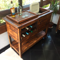 Nuestro Bar estrella, con un Cooler Coleman Incluido. Mueble Chileno pensado para mejorar tu experiencia con quienes compartas. 120 cm largo, 90 cm alto y 45 cm fondo de madera reutilizada.