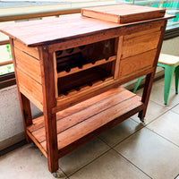 Nuestro Bar estrella, con un Cooler Coleman Incluido. Mueble Chileno pensado para mejorar tu experiencia con quienes compartas. 120 cm largo, 90 cm alto y 45 cm fondo de madera reutilizada.