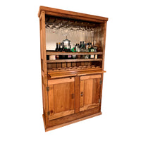 Un Bar distinto, distinguido, una mezcla perfecta entre mueble clásico y rústico fabricado 100% en Roble de Demolición. Con 190 cm de alto, 100 cm de ancho y 45 cm de Fondo llenos de historia.