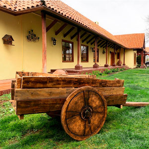 Perfecta para todo jardín. Una réplica de carreta antigua que nadie va a pasar por alto. Fabricada en Madera reciclada y con productos naturales para ser eterna. 