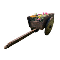 Perfecta para todo jardín. Una réplica de carreta antigua que nadie va a pasar por alto. Fabricada en Madera reciclada y con productos naturales para ser eterna. 