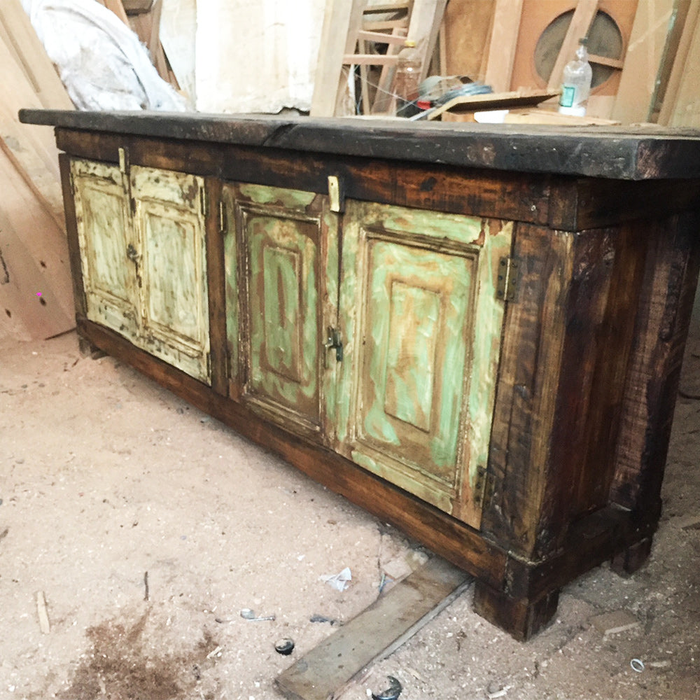 Cómoda rústica, robusta y lista para una habitación que se hará destacar. Cubierta de 4 cm de espesor, Postigos reutilizados y Madera de Demolición en 1,5 m de largo, 90 cm de alto y 45 cm de fondo.
