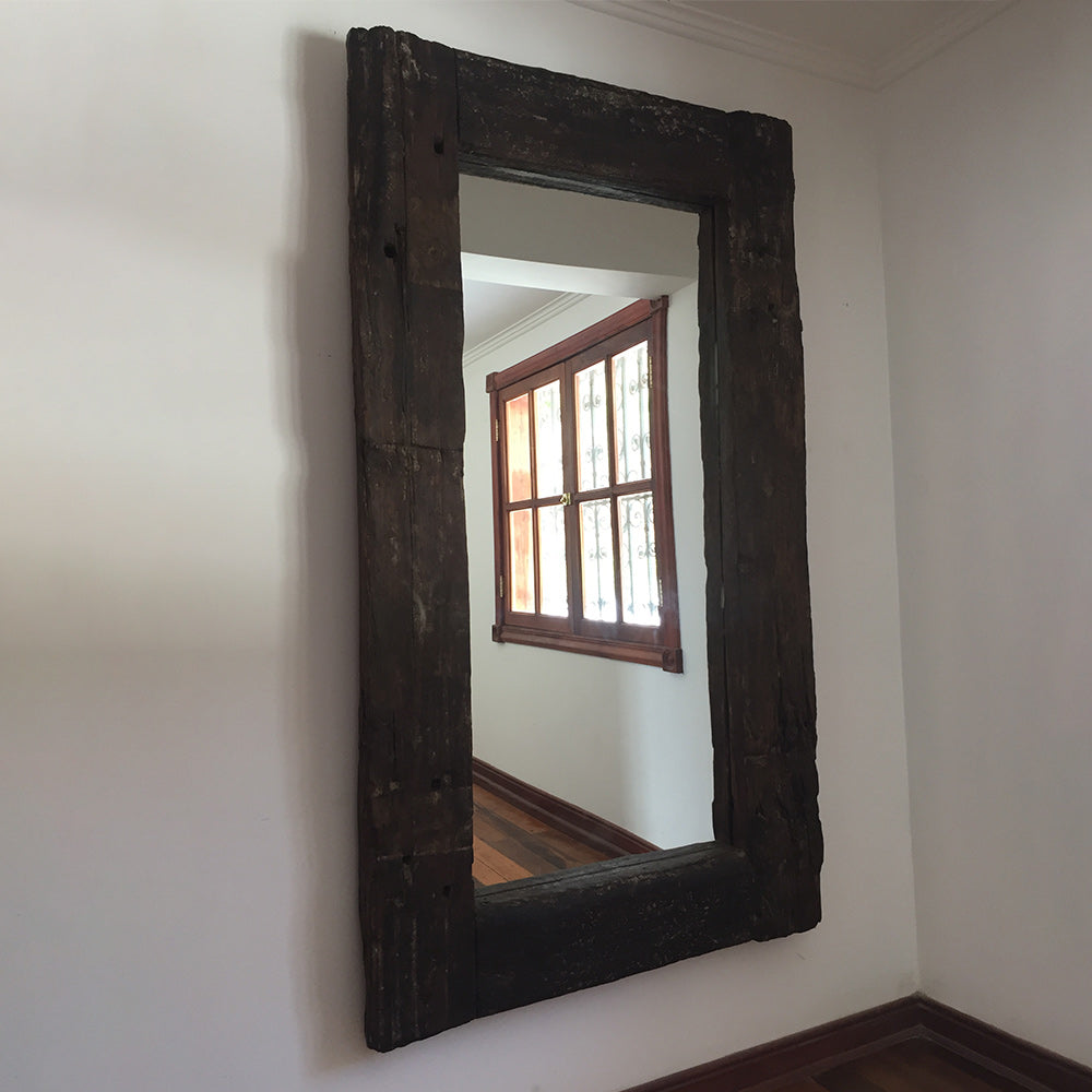 Un Espejo inserto en el Patrimonio Cultural Chileno. Fabricado con Durmientes de Roble utilizados en líneas de tren reales y rescatados por nosotros. 