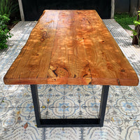 Luz en Mapudungún, Alún es una mesa que se nota siempre. Cantos vivos y piezas de pino oregón anchas que la hacen única. Destaca su contraste de líneas naturales con la rectitud del fierro. 