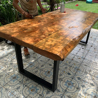 Luz en Mapudungún, Alún es una mesa que se nota siempre. Cantos vivos y piezas de pino oregón anchas que la hacen única. Destaca su contraste de líneas naturales con la rectitud del fierro. 