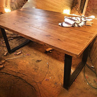 Mesa de Perfiles robustos y cubiertas con carácter. Un producto fabricado con las bondades de la Madera Noble, por Artesanos Chilenos, orgullosos de su oficio y de mantener sus tradiciones familiares.