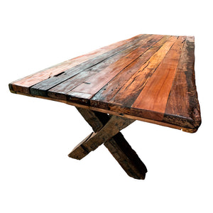 Mesa Terraza Canai, compañero en Mapudungun. Una mesa rústica creada por Artesanos Chilenos. Roble reciclado y barnices 100% naturales. Espesor de cubierta de 6 cm con regrueso. Patas en X de 4 x 6 pulgadas. 