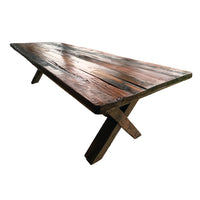 Canai, compañero en Mapudungun. Una mesa rústica creada por Artesanos Chilenos. Roble reciclado y barnices 100% naturales. Espesor de cubierta de 6 cm con regrueso. Patas en X de 4 x 6 pulgadas. 