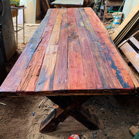 Canai, compañero en Mapudungun. Una mesa rústica creada por Artesanos Chilenos. Roble reciclado y barnices 100% naturales. Espesor de cubierta de 6 cm con regrueso. Patas en X de 4 x 6 pulgadas. 