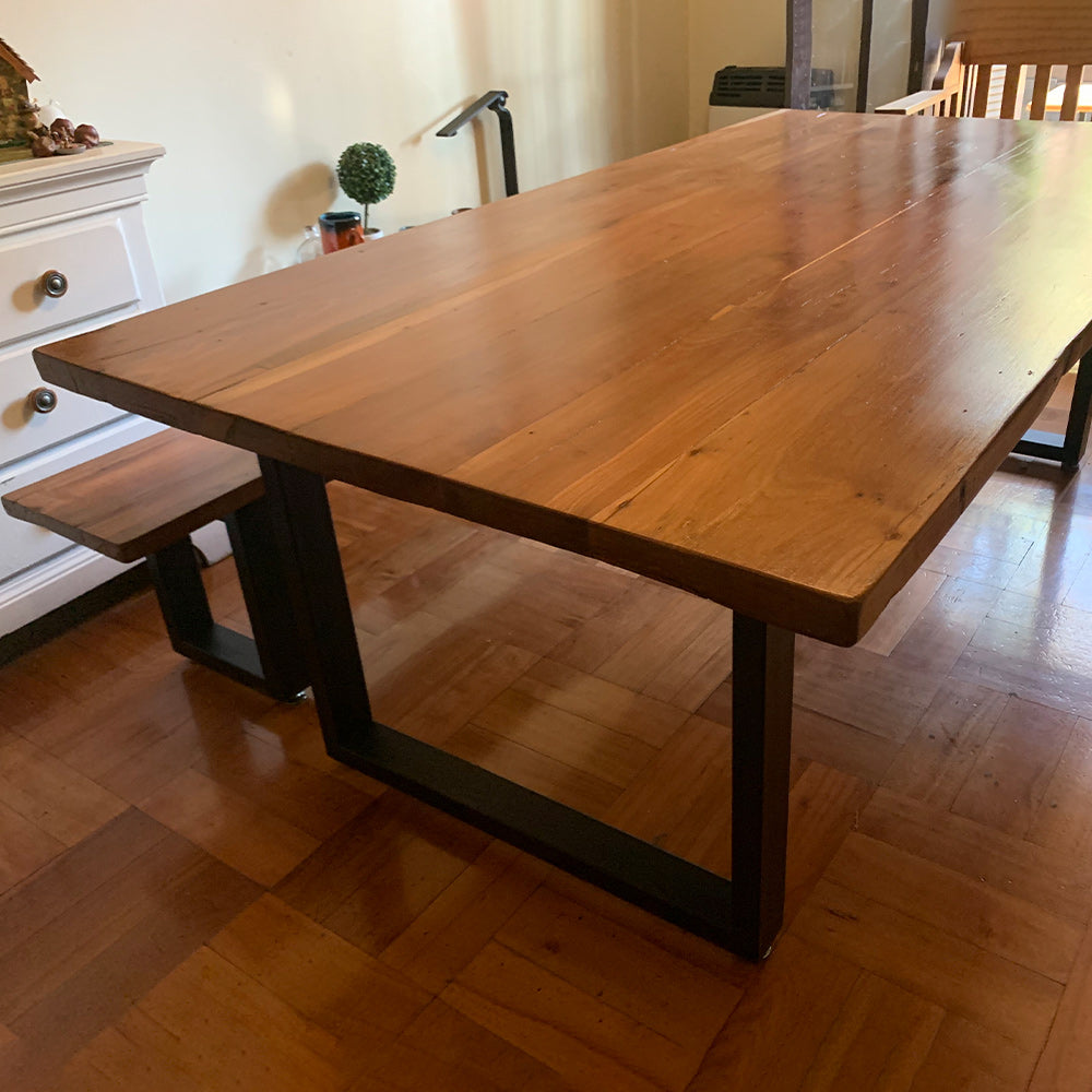 Mesa de Perfiles robustos y cubiertas con carácter. Un producto fabricado con las bondades de la Madera Noble, por Artesanos Chilenos, orgullosos de su oficio y de mantener sus tradiciones familiares. Considera 2 bancas. 