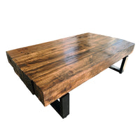 Durmientes de tren reutilizados. Perfiles de fierro combinados de forma ideal. Una mesa robusta y con carácter, inserta en nuestro Patrimonio Cultural. 