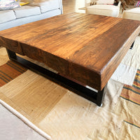 Durmientes de tren reutilizados. Perfiles de fierro combinados de forma ideal. Una mesa robusta y con carácter, inserta en nuestro Patrimonio Cultural. 