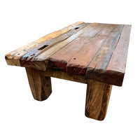 Mesa de Roble de demolición y Pino reciclado para contrastar colores en su cubierta. Un Mueble Chileno robusto y lleno de personalidad, ideal para destacar en ambientes modernos.