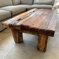 Mesa de Roble de demolición y Pino reciclado para contrastar colores en su cubierta. Un Mueble Chileno robusto y lleno de personalidad, ideal para destacar en ambientes modernos.