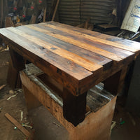 Mesa de Roble de demolición y Pino reciclado para contrastar colores en su cubierta. Un Mueble Chileno robusto y lleno de personalidad, ideal para destacar en ambientes modernos.