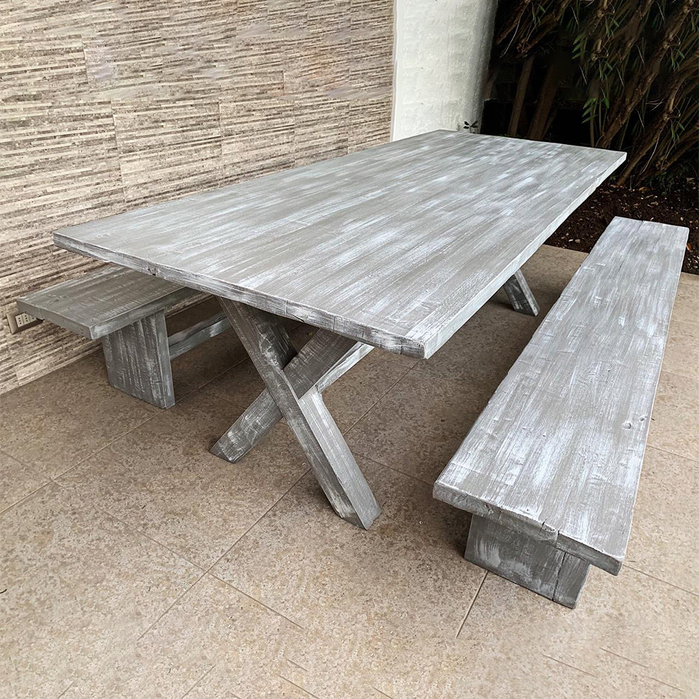 Mesa Terraza Albayalde gris de terminación mate, impermeabilizada y preparada para alto tráfico. Fabricada en Roble de Demolición con Pata en X. Considera 2 Bancas laterales.